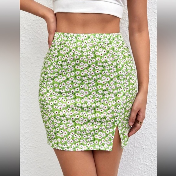 Green floral mini skirt with split hem - Picture 3 of 6